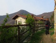 15 Sul sentiero 571-584 con indicazione Monte Ubione. 